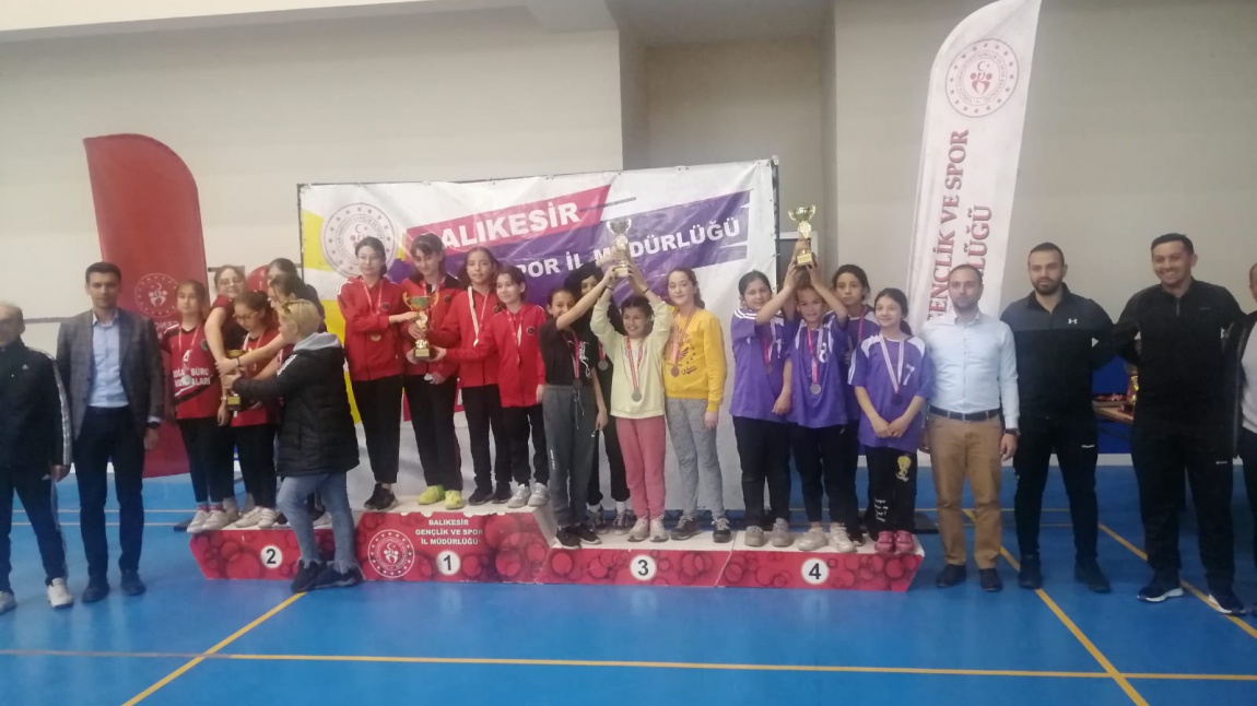 Balıkesir’de 2022-2023 Eğitim-Öğretim sezonu Okul Sporları faaliyetleri badminton branşında  kupa törenleri ile devam ediyor. 